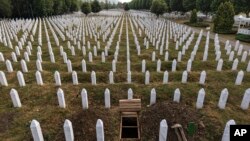 Мемориалният център на геноцида в Сребреница, в който току що е изкопан нов гроб заради предстояща погребална церемония, 10 юли 2025 г.