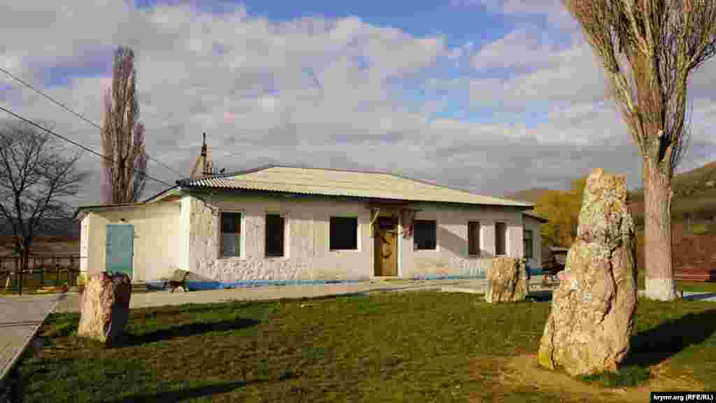 Köyniñ eñ çoq zoyaret etilgen yeri - mengirler (bretoncadan "men" - taş, "gir" - uzun). Efsanelerge köre, olarnıñ küçlü energetikası ve tedaviylev qabiliyeti bar