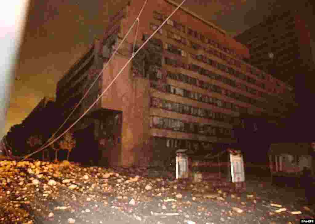 Здание Генерального штаба после ударов НАТО в апреле 1999 года.В здании в момент атаки никого не было, но, по сообщениям, на улице возле него погибли два человека. Спустя девять дней здание снова подверглось атаке в ходе другого удара