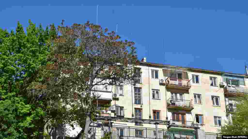 Біля багатоквартирного будинку на вулиці Володарського встановлені антени зв'язку протиатомного сховища