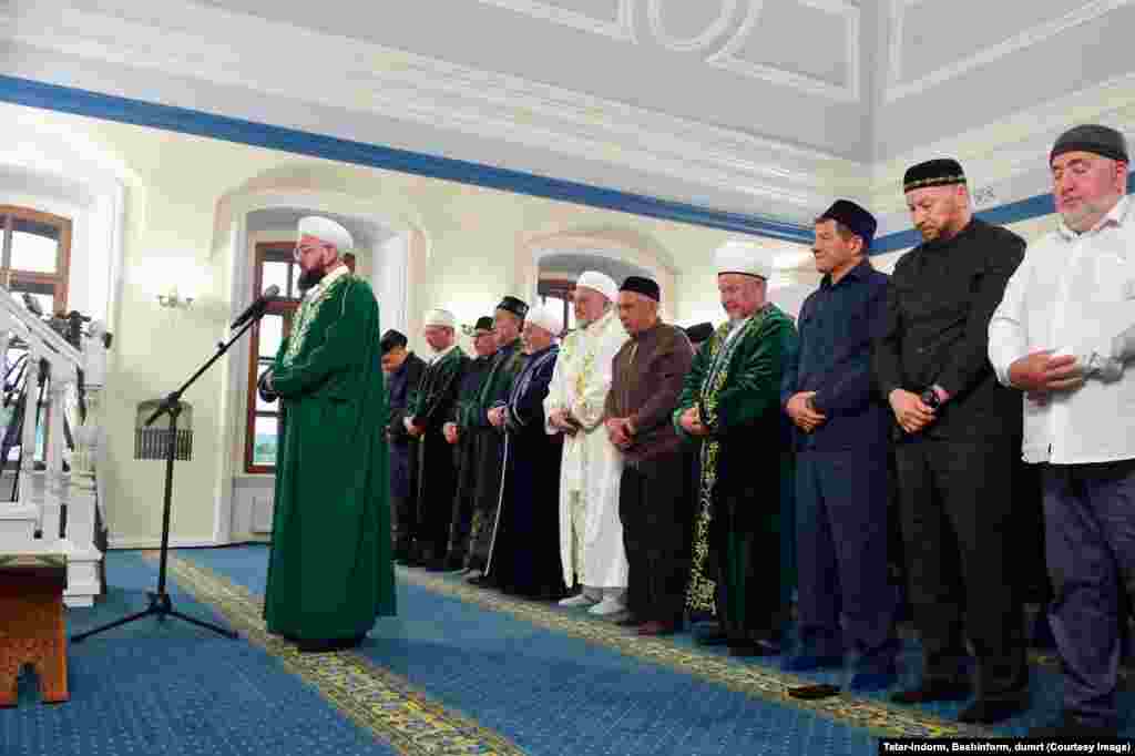 Кукмараның Мәчкәрә мәчетендә бәйрәм намазында Татарстан президенты Рөстәм Миңнеханов катнашты. Татмедиа фотосы
