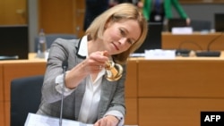 Kaja Kallas, az EU kül- és biztonságpolitikai főképviselője az elnöki csengővel első, decemberi külügyi tanácsülésén