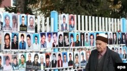 Fotografitë e personave të pagjetur pranë Kuvendit të Kosovës - foto nga arkivi