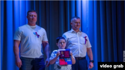 Вручение медали «Дети героев» детям, чьи отцы погибли, воюя против Украины. Крым (скриншот из видео)