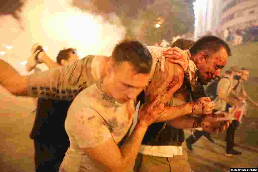 Минскіде арнайы жасақ пен наразылар арасындағы қақтығыс Жеңіс даңғылында басталды. Орган өкілдері құлақ тұндыратын граната, көзден жас ағызатын газ, су шашатын көліктермен наразыларды қуып тарқатуға тырысты. "Весна" құқық қорғау ұйымы бір адамның қаза болғанын хабарлады.