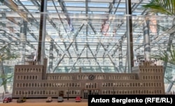 რადიო თავისუფლების პირველი შენობის (მიუნხენში) მაკეტი, რომელიც პრაღაში, რადიო თავისუფლების სათავე ოფისში დგას.