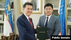 Калмак Республикасынын экс-президенти Кирсан Илюмжинов (солдо) жана Дмитрий Ли (оңдо).