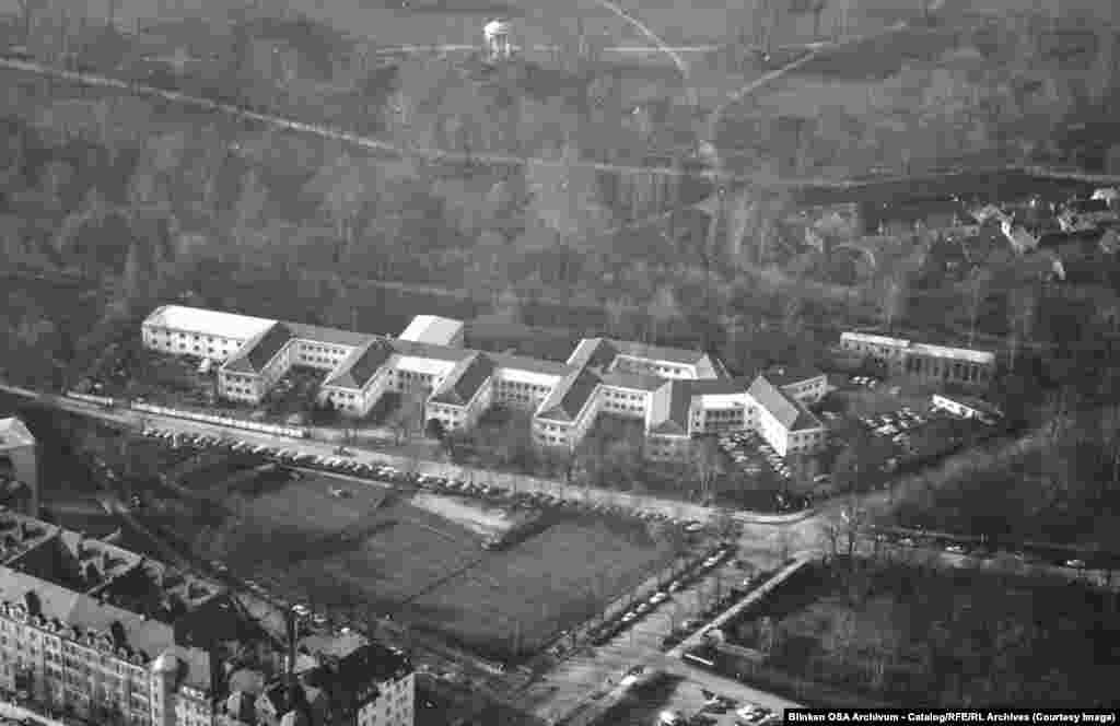 Штаб-кватэра Радыё Свабодная Эўропа знаходзілася ў гэтым комплексе побач з Ангельскім паркам у Мюнхэне.Радыё Свабодная Эўропа арыентавалася на камуністычныя эўрапейскія дзяржавы, таму у 1953 годзе было заснаванае даччынае прадпрыемства Радыё Свабода (Radio Liberty), якое працавала на мовах народаў Савецкага Саюзу.