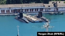 Підводні човни проєкту 636.3 «Варшавянка» Чорноморського флоту РФ у Південній бухті Севастополя, червень 2022 року