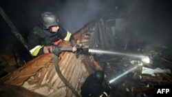 کارکوونکي په خارکیف کې د روسیې تر برید وروسته په ړنګې ودانۍ کې د اوروژنې هڅه کوي - د مارچ ۲۹مې انځور.