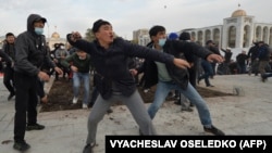 Октябрь окуясында аянтка чыккан Садыр Жапаровдун тарапташтары башка партиялардын өкүлдөрүн аянттан кууп жаткан учур. 9-октябрь, 2020-жыл.