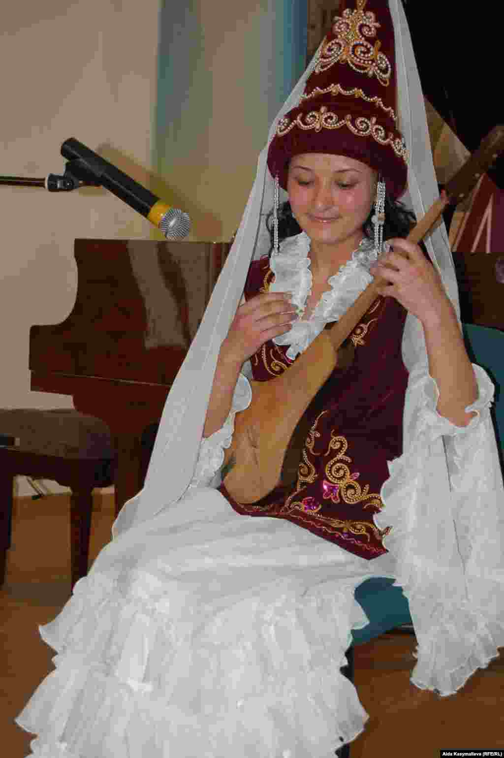 Мунира Орозбекова, өнөрпоз студент.  25.4.2011.  - Мунира Орозбекова, кыргызстандык студент, жаштар фестивалынын алкагындагы концертте өз өнөрүн көрсөттү. 