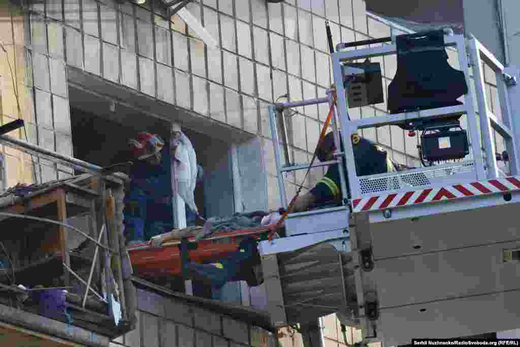 Спасатели эвакуируют человека из разрушенного дома. Киев, 17 июня 2025 года