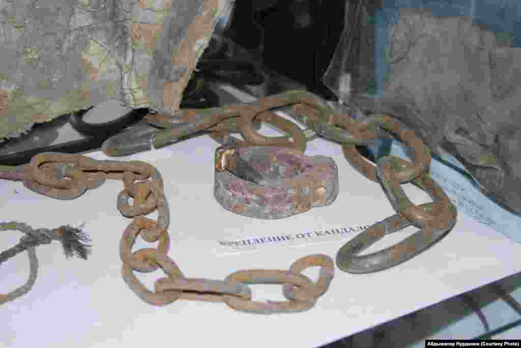 Тюмень шаарындагы&nbsp;№1 СИЗОнун музейинде сакталган абактагылардын буюмдары - чынжырлуу кол кишен. 