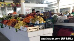 Рынок в микрорайоне "Мир-1", Ашхабад, январь 2018 года.  