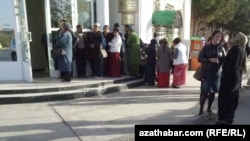 Очередь в банк, Туркменистан  