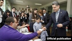 Премьер-министр Армении Тигран Саргсян на изибрательном участке, Ереван, 6 мая 2012 г. (Фотография - пресс-служба правительства Армении)