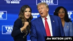 کریستی نوم (سمت چپ) وزیر امنیت داخلی آمریکا در کنار رئیس‌جمهور دونالد ترامپ