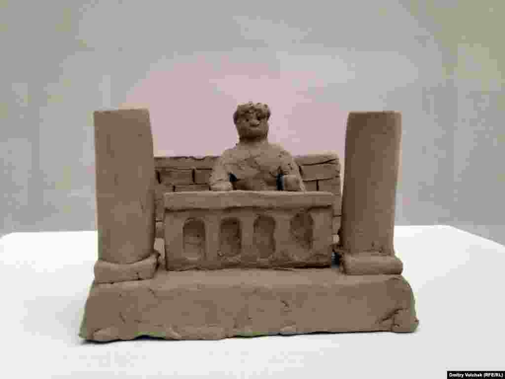 Скульптура Петера Фишли и Давида Вайса "Нерон смотрит на пожар Рима", Венецианская биеннале