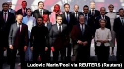 Lideri europeni în timpul unei fotografii de grup la un summit al coaliției de sprijin pentru Ucraina, „Coalition of the Willing”, la Paris, pe 27 martie.