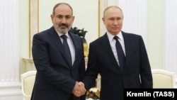 Премиерът на Армения Никол Пашинян и руският президент Владимир Путин на среща в Кремъл, Москва, 7 април 2021 г.