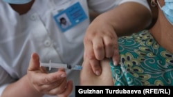 В Україні завершили вакцинацію проти коронавірусної інфекції нового типу трохи більш як 0,3% населення, свідчать дані Міністерства охорони здоров’я