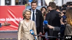 Sosind la dezbaterea de la Maastricht, în mulțimea care a întâmpinat-o pe von der Leyen s-a aflat și o tânără care a strigat după președinta Comisiei, numind-o criminal de război din cauza susținerii sale necondiționate pentru atacurile Israelului.