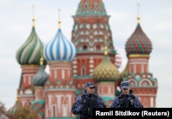 Співробітники Росгвардії патрулюють Красну площу в центрі Москви, Росія, 23 жовтня 2025 року