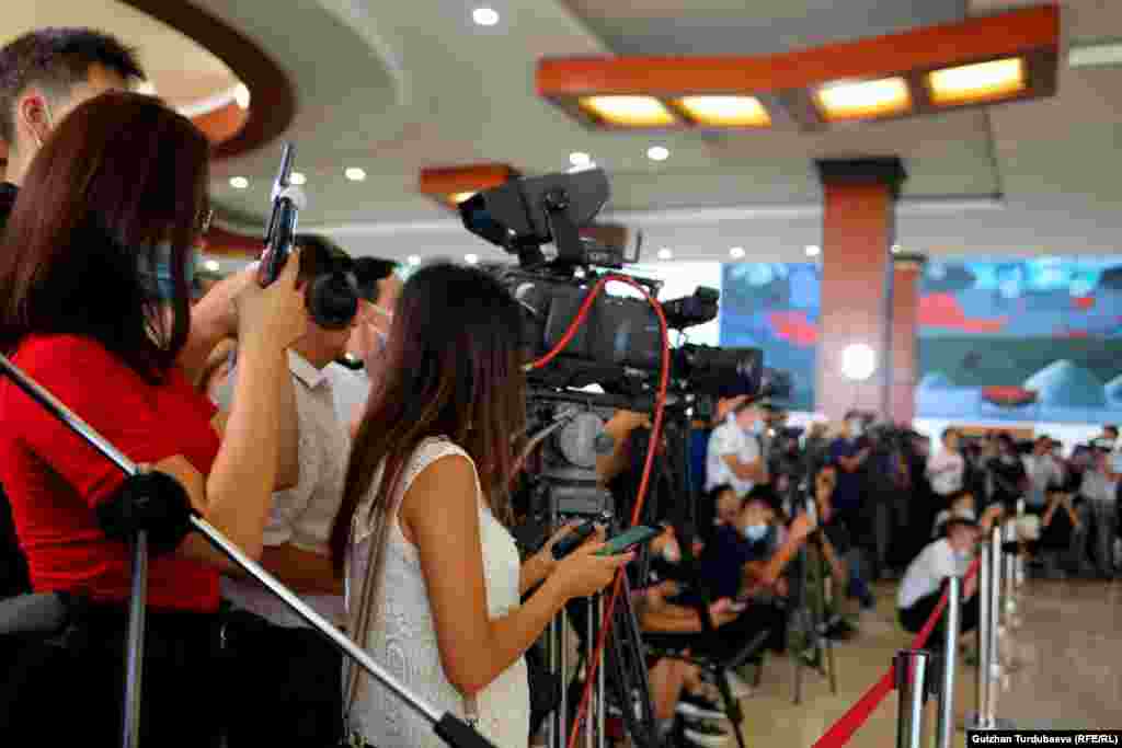 Спортчуларды тосуп алуу салтанатын чагылдыруу үчүн жүзгө жакын массалык маалымат каражаттарынын өкүлдөрү келди.&nbsp;