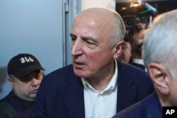 ბადრი ჯაფარიძე პარტიის ოფისში დააკავეს - აქ ელოდა ის თანაგუნდელებთან ერთად მოსამართლის გადაწყვეტილების გამოცხადებას