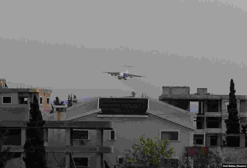 Ruski transporter približava se objektu Hmeimim. Za Bektasa je nova stvarnost koja najviše iznenađuje oko ruske baze činjenica da on uopšte može tamo raditi. "U prošlosti je bilo nemoguće otići u Latakiju i snimati ovakve slike, bili biste uhapšeni u prvoj minuti", kaže on. &nbsp;