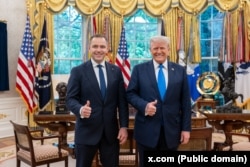 Karol Nawrocki a fost primit la Casa Albă de președintele SUA, Donald Trump, pe 2 mai 2025.