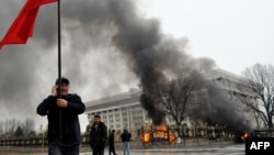 Өкмөт үйү. Бишкек шаары. 2010жылдын 7-апрели. 