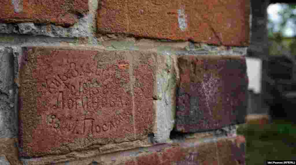 Постройки первоначально были одноэтажными, но потом на кирпичный первый этаж надстроили деревянный. Отсюда и название &mdash; "Полукамушки".