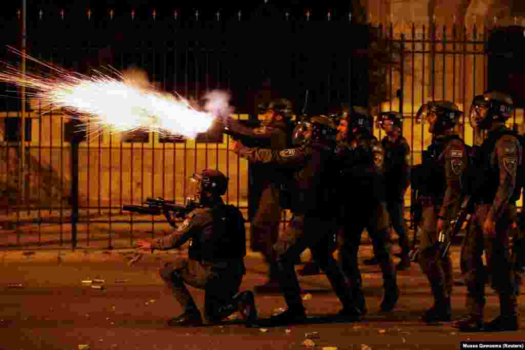 Член ізраїльської прикордонної поліції вистрілює зі зброї під час антиізраїльської акції протесту палестинців у Віфлеємі через загострення в Єрусалимі. Західний берег Йордану, 10 травня 2021 року