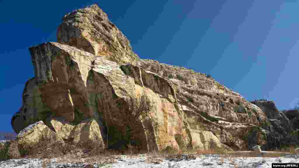 Мыс Бурунчак. Справа виднеется верхушка каменного забора, перекрывающего ущелье Марьям-Дере (ущелье Марии). За ним территория пещерного Свято-Успенского монастыря