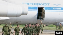ფოტო არქივიდან: 2008 წლის აგვისტოს ომის დროს რუსი სამხედროების თვითმფრინავი დაეშვა 90-იანი წლების დასაწყისიდან დახურულ სოხუმის აეროპორტში 