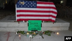 Un memorial improvizat în onoarea activistului conservator Charlie Kirk, împușcat în timpul unui eveniment public la Universitatea Utah Valley din Orem, Utah, SUA. 10 septembrie 2025.