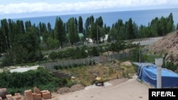 Недостроенный пансионат на берегу Иссык-Куля, принадлежавший Бакиевым. 