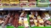 Produkte të mishit në një dyqan në Prishtinë. Autoritet gjatë javës urdhëruan tërheqjen nga tregu të produkteve "Wudy", pas dyshimeve se në to ka prani të bakterit Listeria.