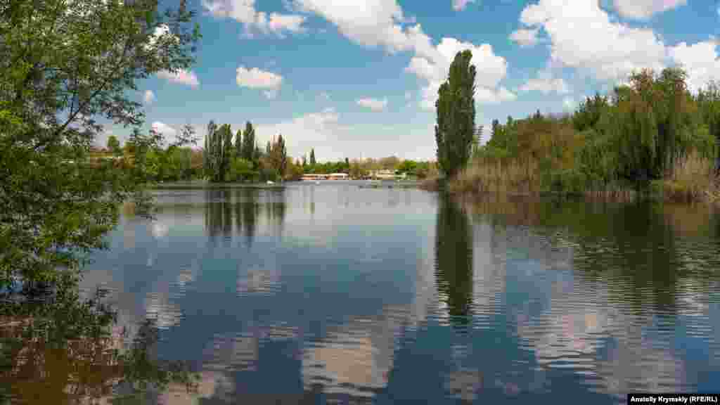 Нижній ставок &ndash; найбільша і, мабуть, найдавніша штучна водойма міста. Був облаштований на річці Слов'янка в 20-і роки XIX століття. На його березі розташований радіоринок і давно зачинене підприємство &laquo;Шкірвзуття&raquo;. Колись Нижній ставок був одним з улюблених місць відпочинку сімферопольців