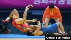 Грек-рим күрөшүнөн 71 кг. салмакта 1/2 финалда Саид Абдевали (Иран) жана Жинг Жихйун (Түштүк Корея) күрөшүүдө. Башкы калыс Ашида Такару (Жапония). 30-сентябрь 2014-ж. Инчхон.	 