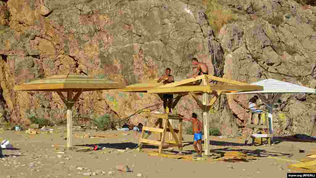 Turistik mevsiminiñ birinci ayı endi bitip tura, plâjda ise endi saçaqlarnı qoyıp başladılar