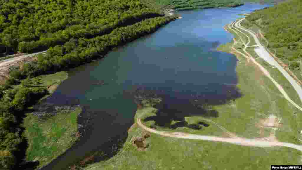 Pamje afër fshatit Mramor, aty ku fillon Liqeni i Badovcit.&nbsp;