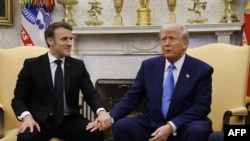 Президент США Дональд Трамп та президент Франції Еммануель Макрон в Овальному кабінеті Білого дому. Вашингтоні, 24 лютого 2025 року