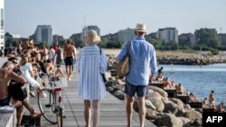 Partea însorită a crizei climatice: plimbare pe țărm la Malmöo în Suedia, la aproape 30 de grade, la 3 septembrie 2024.