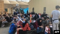 Луѓе чекаат да бидат евакуирани од Авганистан на аеродромот во Кабул на 18 август 2021 година.