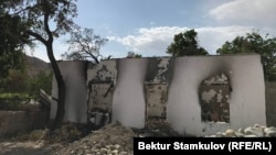 Разрушенные в результате конфликта дома в селе на границе Кыргызстана и Таджкистана. 