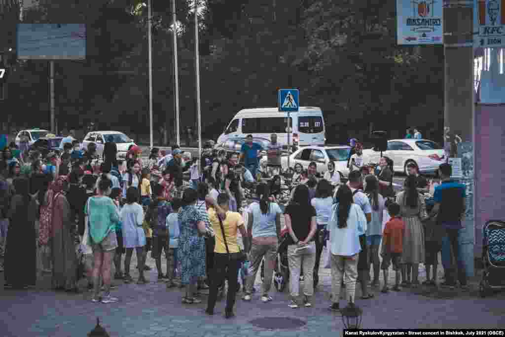 Бир чети күндүн ысыгы 40 градустан жогорулап жатканда көчөдө беткап тагынуу да өтө оор болууда.&nbsp;