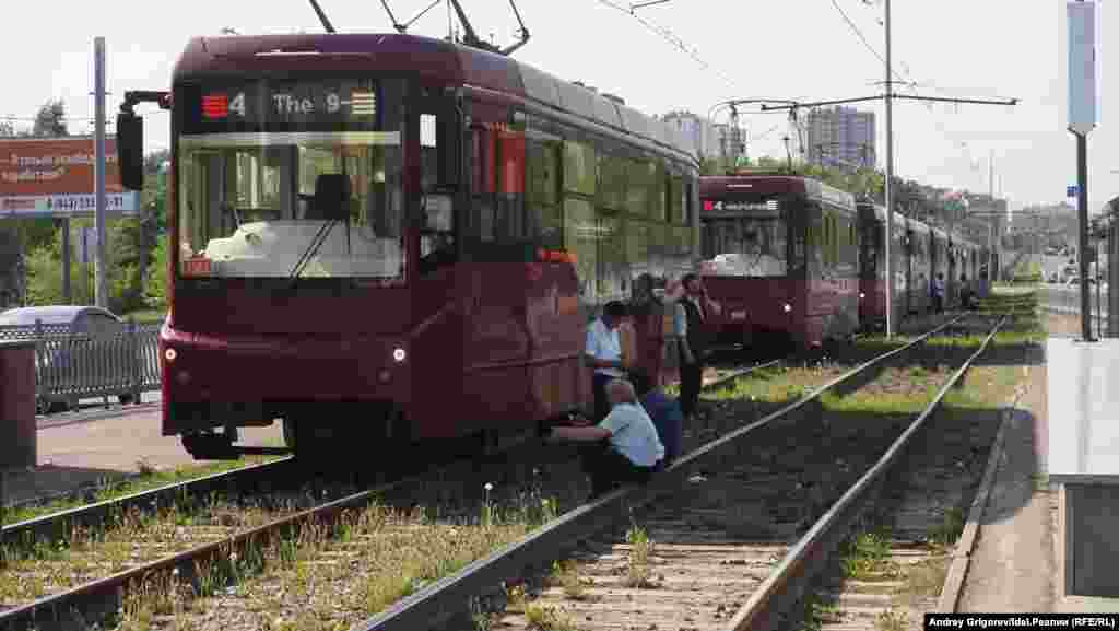 Трамваи выстроились в ряд во время очередной масштабной аварии на линии, второй по счёту за день. Казань, май. Вскоре после этого дня Асфан Галявов, возглавлявший МУП "Метроэлектротранс" почти двадцать лет, покинул пост генерального директора.&nbsp; 